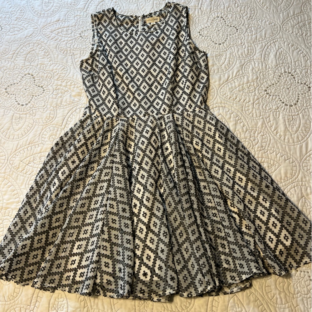 Black and white patterned dress. Medium (juniors).